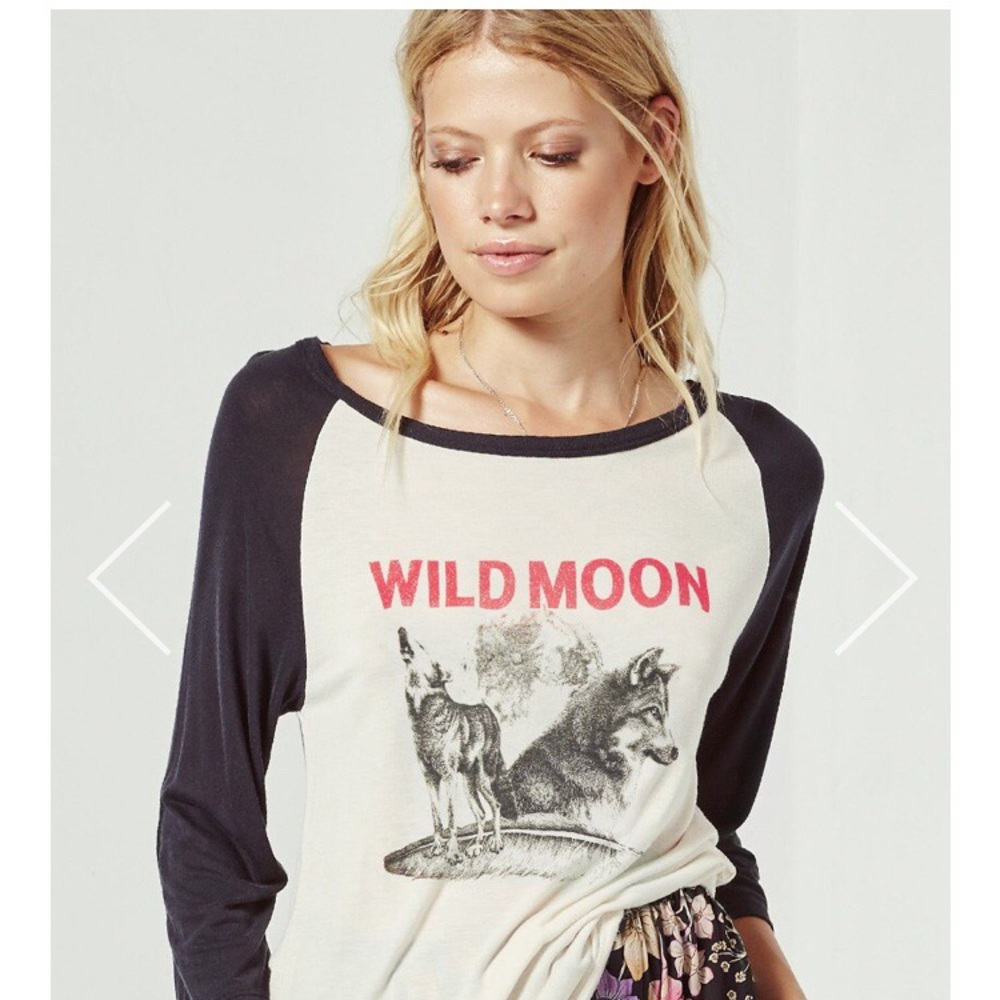 Wild moon raglan tee NWT😍